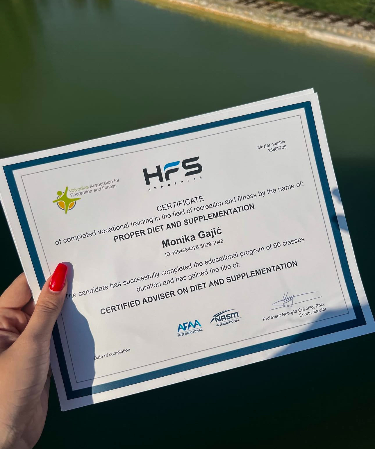 Monika Gajić, personalni trener, u teretani, nasmejana i spremna za trening