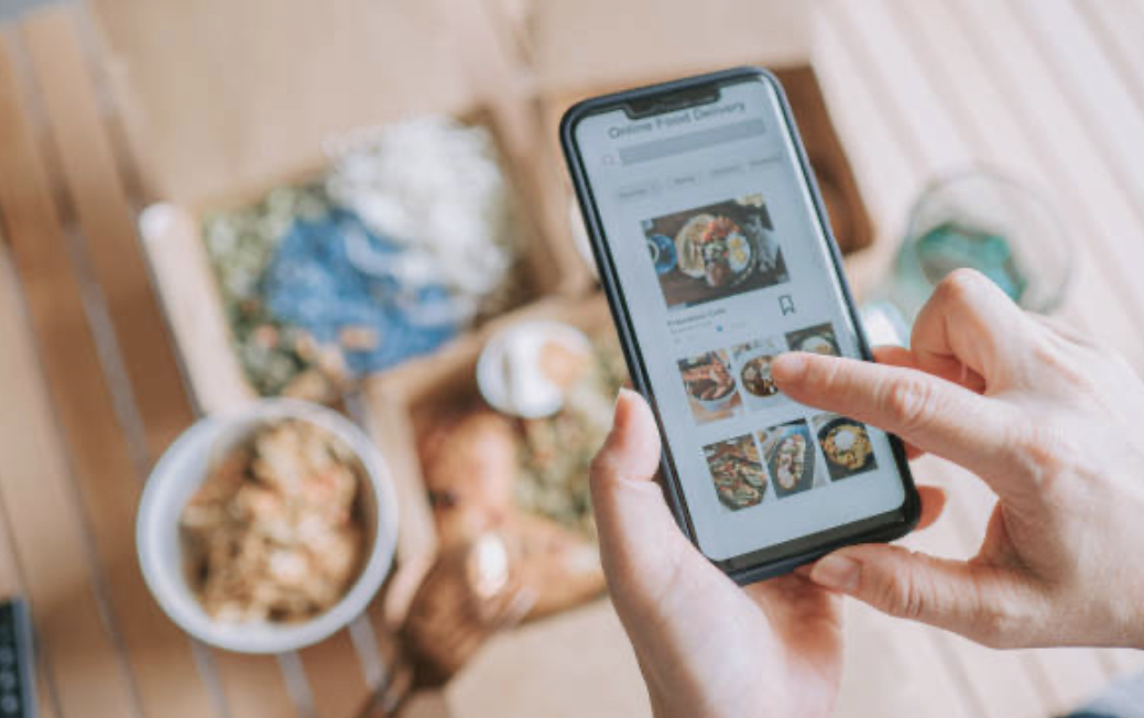 Žena koja trenira kod kuće sa laptopom, online fitnes program